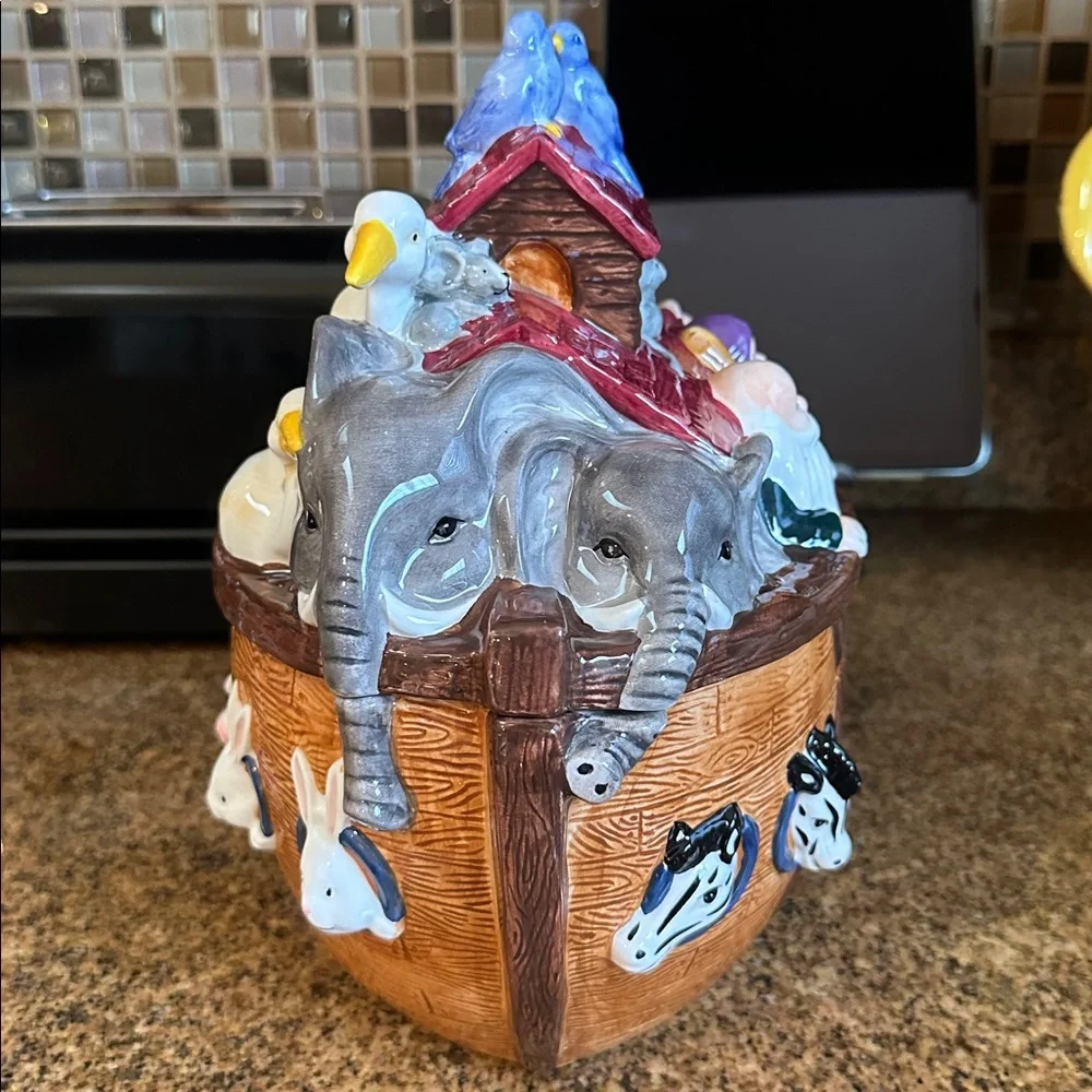 Harry and David Noah’s Ark Ceramic Cookie Jar w/ Multicolor Animals. Large Oval.